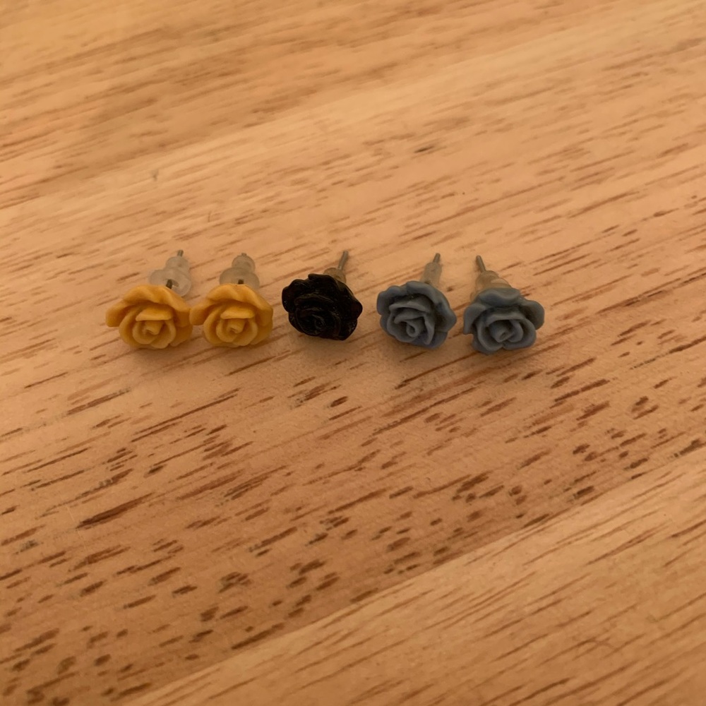 Flower stud earrings
